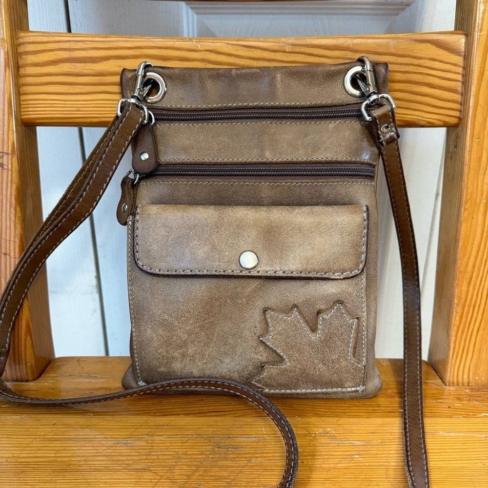 Roots Leather Trans Canada Maple Leaf Crossbody Bag Purse - Picture 5 of 8